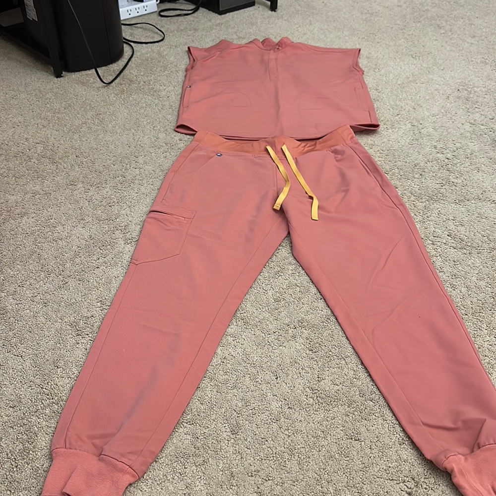 Figs scrubs coral
